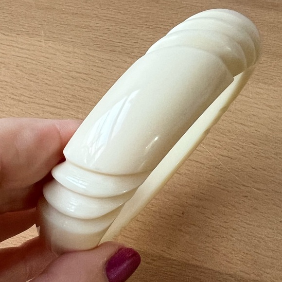 VINTAGE RETRO VANILLA CREAM CARVED CELLULOID PLASTIC WIDE THICK BANGLE BRACELET - Picture 16 of 16